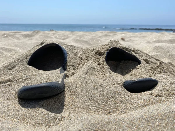 Blaue Gummi Strandflip Flops Liegen Sand Strand Vergraben Selektive Schwerpunkt — Stockfoto
