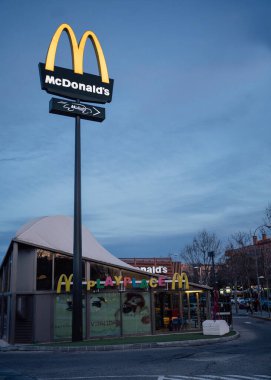 Alcobendas, Madrid, İspanya - 8 Mart 2023: Akşamları logolu McDonalds Restoran cephesi