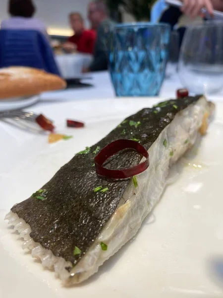 在马德里 在白盘上的土拨鼠鱼的近餐 西班牙菜 — 图库照片