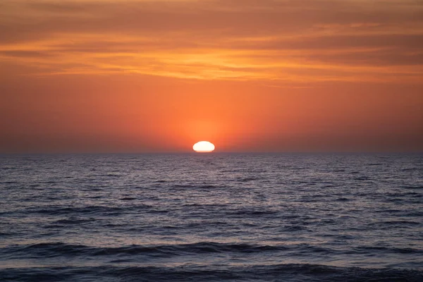 Прекрасний Барвистий Захід Сонця Морі Драматичними Хмарами Сяючим Сонцем — стокове фото