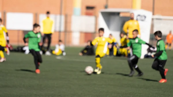 Foto Borrosa Niños Jugando Partido Fútbol Que Compiten Para Controlar — Foto de Stock