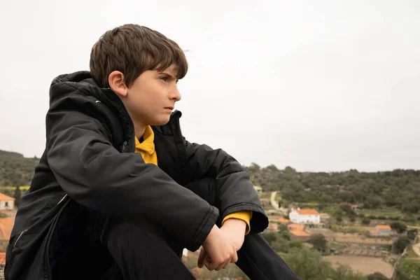 Profil Jeune Garçon Sérieux Contemplant Assis Dans Montagne Près Une — Photo