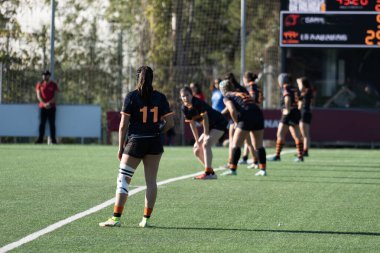 Rugby turnuvasında tanınmayan genç oyuncular, arkadan gelen genç kızlar.