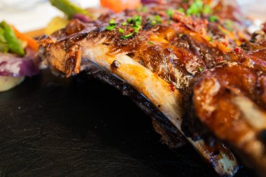 Restoranda kızarmış domuz pirzolası, siyah arka planda fotokopi alanı, stüdyo çekimi, yakın plan..