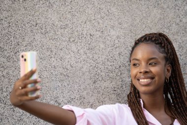 Harika bir geçmişi olan Afrikalı Amerikalı bir kızın selfie 'sini çek..