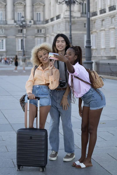 Gruppe Med Flere Etniske Unge Reisende Som Tar Selfie Madrid – stockfoto