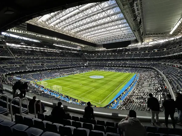 Mart 2024 'te inanılmaz yenilenmiş Santiago Bernabeu Stadyumu.