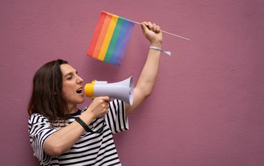 LGBTQ toplum hakları için savaşan transseksüel kadın. Mor arka planda izole edilmiş, kopyalama alanı var..