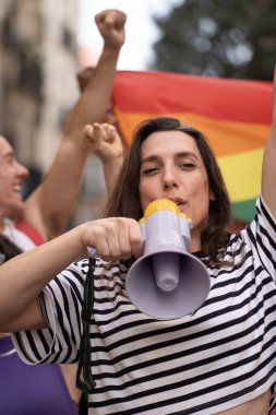 LGBTQ topluluğunu desteklemek için yapılan protesto sırasında cinsiyet değiştiren kadın çığlıkları. Dikey.