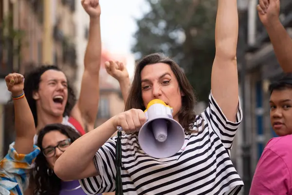 LGBTQ topluluğunu desteklemek için yapılan protesto sırasında cinsiyet değiştiren kadın çığlıkları. Yatay.