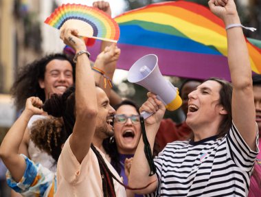 Bir grup homoseksüel insan LGBTQ geçit töreninde heyecanlanıp haklarını talep ediyorlar..