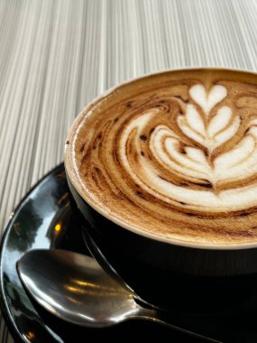 Yaratıcı bir kapuçino sanat tasarımını bir fincan kahveye çevirin. Özel kahve konsepti..