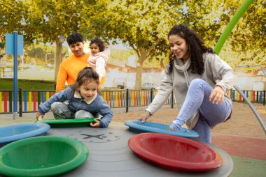 Dört kişilik Latin ailesi hafta sonları dışarıda oyun oynuyor..