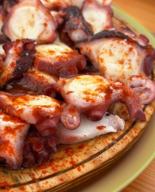 Tipik Galiçya ahtapot çanağına yakın çekim: Pulpo a feira.