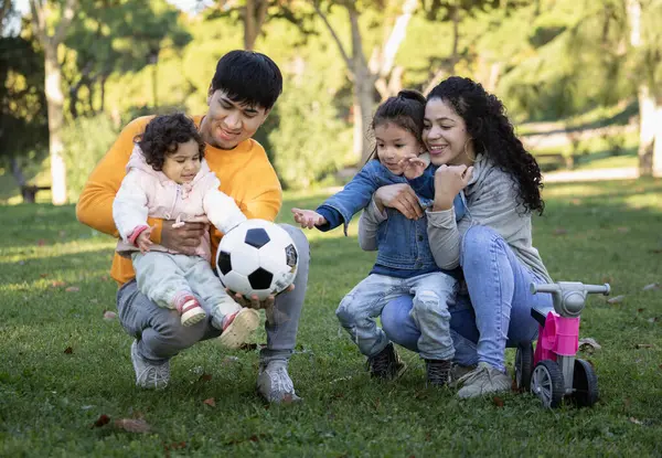 Mutlu İspanyol bir ailenin portresi Parkta eğleniyor.