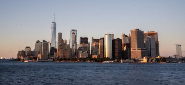 New York şehrinin ufuk çizgisi Hudson River 'daki Staten Island feribotundan görüldü..