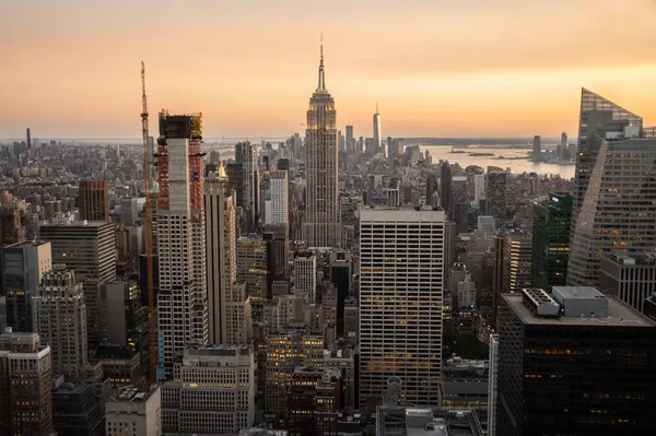 Manhattan 'ın ortasındaki hava manzarası. Gün batımında kaya bakış açısının tepesinden görülüyor..