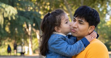 İspanyol babanın fotokopi aletiyle sevgiyi, öpüşmeyi ve dışarıda sarılmayı gösteren portresi..