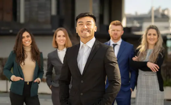 Bir grup yönetici ve takım lideri başarılı projedeki hedeflerine ulaşmak için gülümsüyor ve hazır..