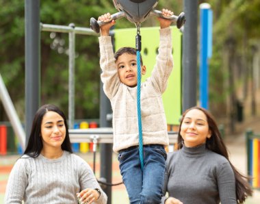 İspanyol lezbiyen ailelere cephe manzarası. Oğulları teleferik hattının keyfini çıkarıyor..