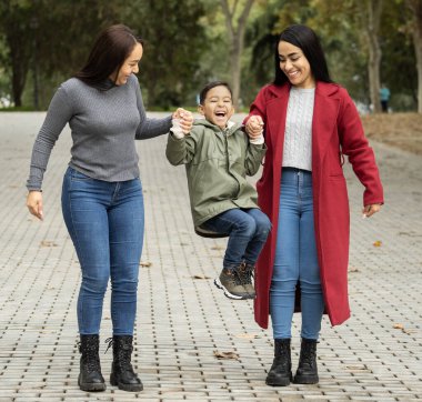 Lezbiyen anneler ve çocukları birlikte mutlu vakit geçiriyorlar..