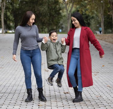 Lezbiyen aile oğluyla dışarıda eğleniyor..