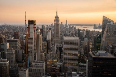 Manhattan 'ın ortasındaki hava manzarası. Gün batımında kaya bakış açısının tepesinden görülüyor..