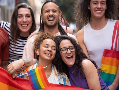 Homoseksüel insanların sosyal kapsama ve lgbt hakları iddiasıyla sokakta birlikte yürüdüklerinin yakın portresi.