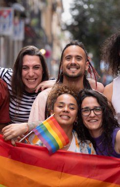 Genç Igbt topluluğunun dikey portresi insanlar eşcinsel onur gününde hakları için savaşırken gülümsüyor ve eğleniyorlar..