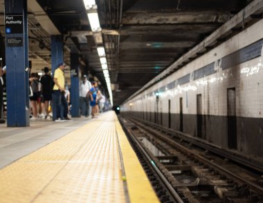 New York 'taki 42. Cadde liman otobüs terminalinde metro treni bekleyen banliyö sakinleri.