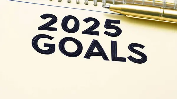 2025 golü bir kalemle gösteren not, planlama ve hedeflere ulaşmayı sembolize ediyor