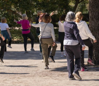 Açık hava fitness dersinden hoşlanan, aktif yaşam tarzını benimseyen ve toplumla ilişki kuran yaşlı kadınlar