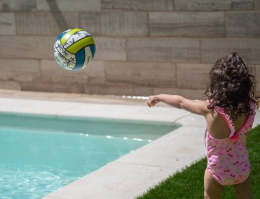 Yüzme havuzunun yanında fotokopi alanı olan mayo giymiş genç bir kız.