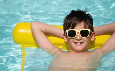 Gülümseyen çocuk, güneşli bir günün keyfini çıkarıyor.