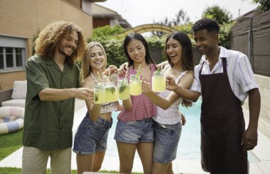 Çeşitli arkadaş grupları yaz partisinin tadını çıkarıyor, havuz başında limonata içiyorlar.