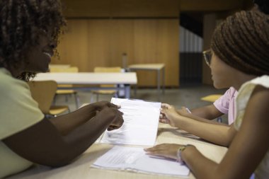 Eğitimde işbirliği yapan Afrikalı öğretmen ve öğrenci, okulda bilgi ve rehberliği paylaşıyor