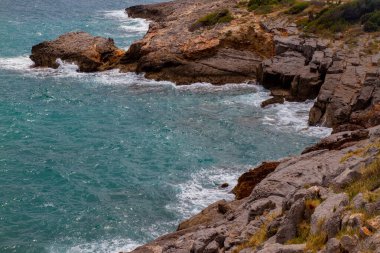 Kayalık deniz kıyısı, İspanya 'da yaz mevsimi.
