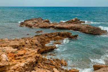 Güzel kayalık sahil, güzel hava, yazın İspanya kıyıları.