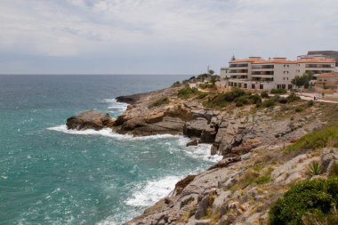 Deniz kıyısı manzaralı, İspanya 'da bir uçurumda villa.