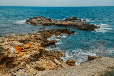 Kayalık deniz kıyısı, çarpıcı mavi deniz, İspanya 'nın güzel manzarası.