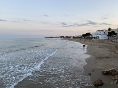 Gün batımında kumsal, İspanya 'da güzel kumlu sahil.