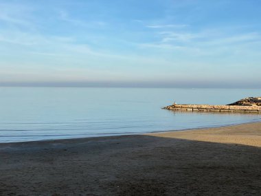 Sabahları kumsal, güzel deniz manzarası