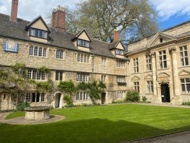 Oxford 'daki eski taş ev, Oxford Üniversitesi, ünlü İngiliz Üniversitesi, yaz. 