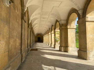Parktaki kemer, avlunun güzel kemerleri ve manzarası, Magdalen Koleji, Oxford Üniversitesi, Oxfordshire