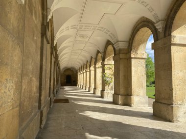 Parktaki kemer, avlunun güzel kemerleri ve manzarası, Magdalen Koleji, Oxford Üniversitesi, Oxfordshire