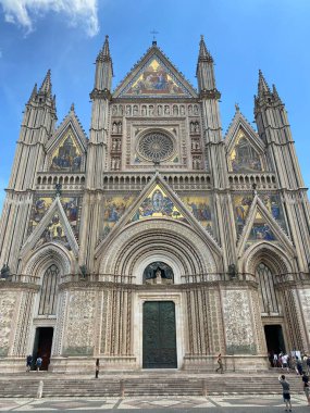 Orvieto Katedrali, Roma Katolik Katedrali Bakire Meryem 'in varsayımına adanmıştır, İtalya