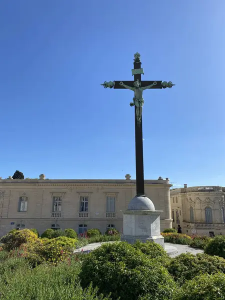 Montpellier, Fransa 'daki tarihi haç Royal du Peyrou Meydanı yakınlarında gökyüzüne karşı duruyor. Zarif Fransız klasik binaları ve manikürlü Akdeniz bahçesi çarpıcı bir kompozisyon oluşturdu.
