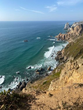 Cabo da Roca 'nın dramatik uçurumları turkuaz Atlantik ile buluşuyor. Avrupa 'nın en batı noktasında Portekiz' in vahşi kıyı şeridi sergileniyor. Altın kireçtaşı oluşumları el değmemiş sulardan yükselir..