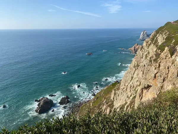 Zümrüt okyanus sularıyla dolu dramatik Portekiz Atlantik kıyıları. Yükselen kayalıklar ve deniz yığınları muhteşem bir kıyı manzarası yaratır. Bereketli bitkiler engebeli burunları taçlandırıyor.