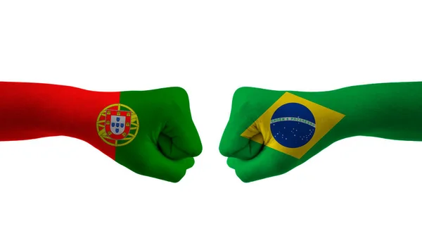 巴西队对葡萄牙队手旗男子举手表决足球世界杯 — 图库照片
